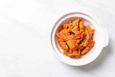 kimchi ile tavada kızartılmış domuz eti