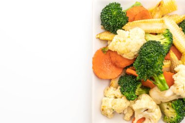 Beyaz arka plan üzerinde izole tavada kızartılmış mix sebze