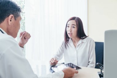 Asya Bayan hasta ve doktor görüşüyorlar