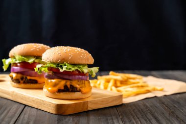 taze lezzetli biftek burger peynir ve patates kızartması