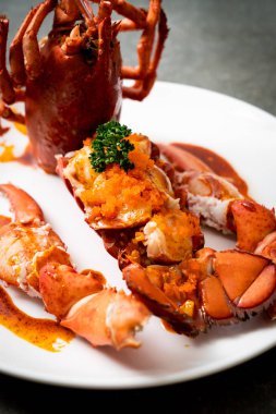 Istakoz kuyruğu biftek sosu ile