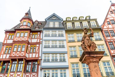 Frankfurt mikrop Justitia heykeli ile eski şehir kare romerberg