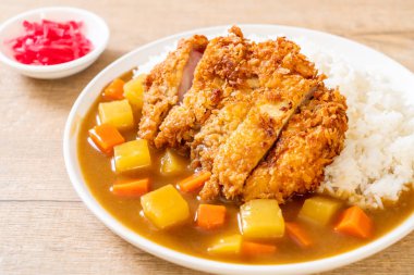 Çıtır çıtır kızarmış domuz pirzola köri ve pilav ile 