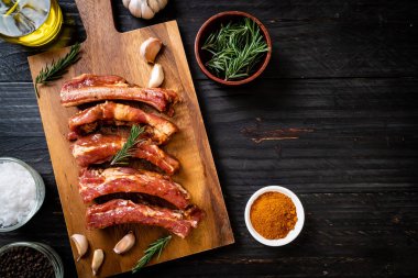 Taze Çiğ domuz kaburga malzemelerle kavurma için hazır