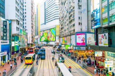 Hong Kong - 21 Şubat 2019: İnsanlar arasında Hennessy Road, Ca