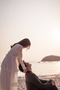 Mutlu çift balayı gidiş tropikal kum plajı üzerinde su içinde seyahat.