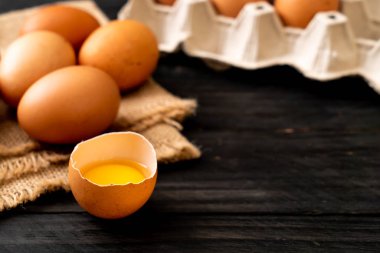 Yumurta ile bir kırık kahverengi ve yumurta sarısı