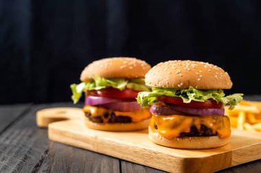 taze lezzetli biftek burger peynir ve patates kızartması