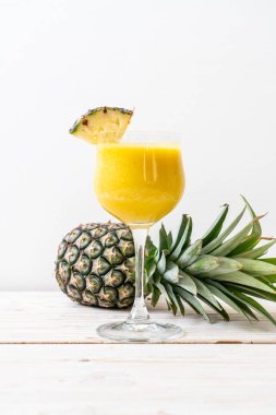 taze ananas güler yüzlü cam ahşap masa üzerinde