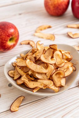 Ev yapımı kurutulmuş organik elma dilimli