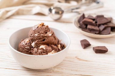 Çikolatalı dondurma marshmallow ile