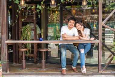 Asyalı mutlu bir çift. 