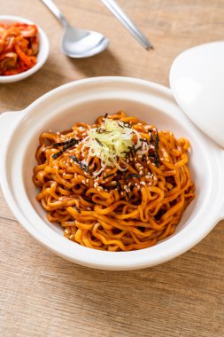 Kore sıcak ve baharatlı anlık noodle kimchi ile