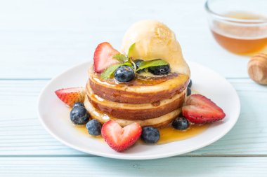 yaban mersini, çilek, bal ve vanilya buz-cr ile gözleme