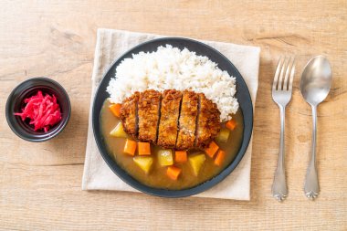 Çıtır çıtır kızarmış domuz pirzola köri ve pilav ile 