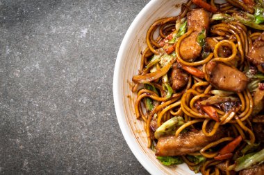 tavada kızartılmış yakisoba noodle domuz eti ile