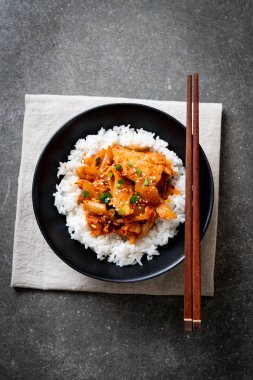 kimchi tepesinde pirinç ile tavada kızartılmış domuz eti 