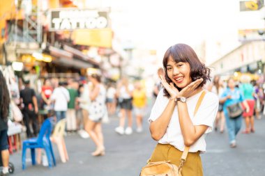 Mutlu ve güzel Asyalı kadın Khao Sarn Road, Tha seyahat