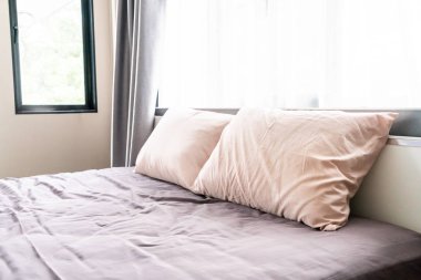 Yatakta rahat yastık 