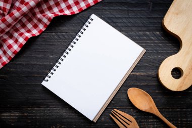 metin Not kopya sapce ile ahşap yüzeyde için boş defter