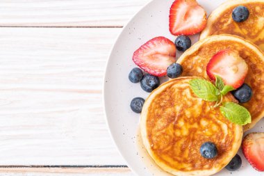 taze yaban mersini, taze çilek ve bal ile gözleme