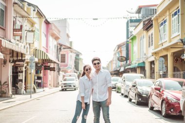 Mutlu genç Asyalı çift aşık iyi vakit geçiriyor