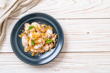 Kızarmış kalamar ve ahtapot sarımsak ile