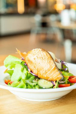 Kızarmış somon salata