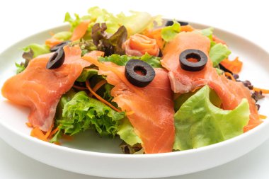 Füme somon salata - sağlıklı gıda tarzı