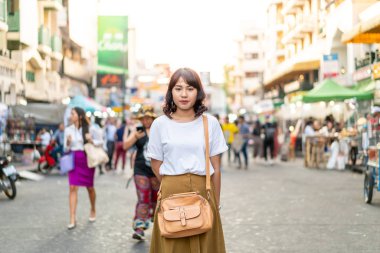 Mutlu ve güzel Asyalı kadın Khao Sarn Road, Tha seyahat