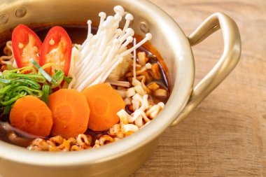 Altın tencerede Kore anlık erişte 