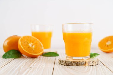 Ahşap arka plan üzerinde taze portakal suyu