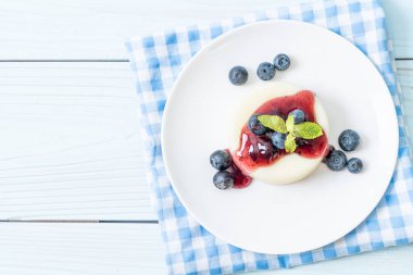 taze yaban mersini ile yoğurt puding