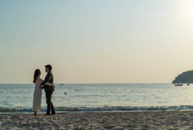 Mutlu çift balayı gidiş tropikal kum plajı üzerinde su içinde seyahat.