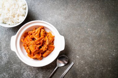 kimchi ile tavada kızartılmış domuz eti