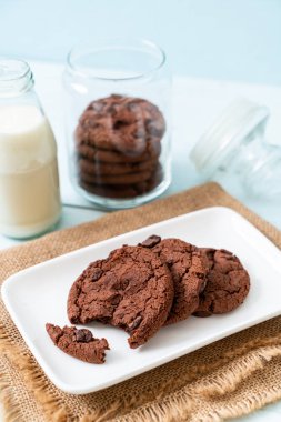 çikolata parçaları ile çikolatalı kurabiye 