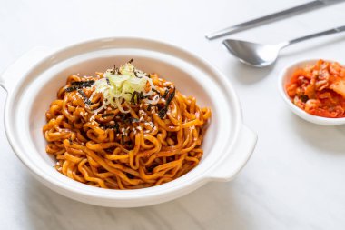 Kore sıcak ve baharatlı anlık noodle kimchi ile