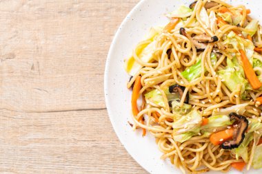 tavada kızartılmış yakisoba noodle sebzeli