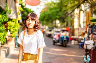 Mutlu ve güzel Asyalı kadın Khao Sarn Road, Tha seyahat