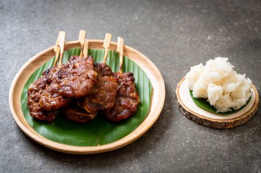 saptırılmış süt domuz beyaz yapışkan pirinç ile ızgara