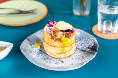 bal ve tereyağı ile pancake