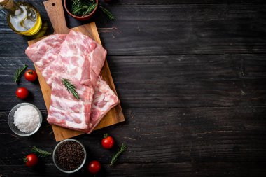 Taze çiğ domuz kaburgası. 