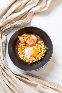 Kimchi ve yumurta ile Kore anlık erişte