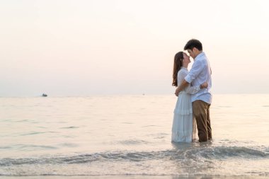 Mutlu çift balayı gidiş tropikal kum plajı üzerinde su içinde seyahat.