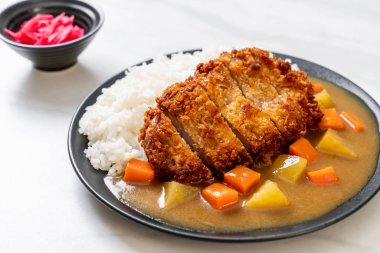 Çıtır çıtır kızarmış domuz pirzola köri ve pilav ile 