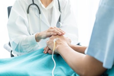 Onun Kıdemli hasta üzerinde güven verici kadın doktor el