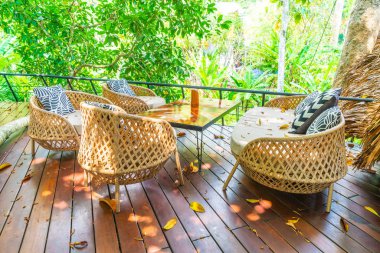 boş açık veranda masa ve sandalye yastıkları ile