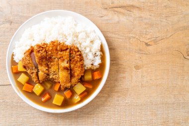 Çıtır çıtır kızarmış domuz pirzola köri ve pilav ile 