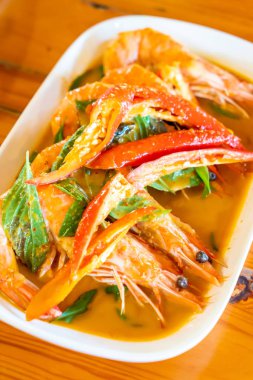 Kurutulmuş kırmızı köri kızarmış karides ile