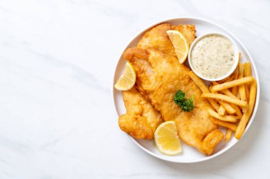 Kızartmalı balık ve patates kızartması.